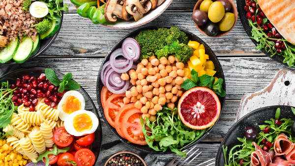Mesa blanca con alimentos frescos y coloridos